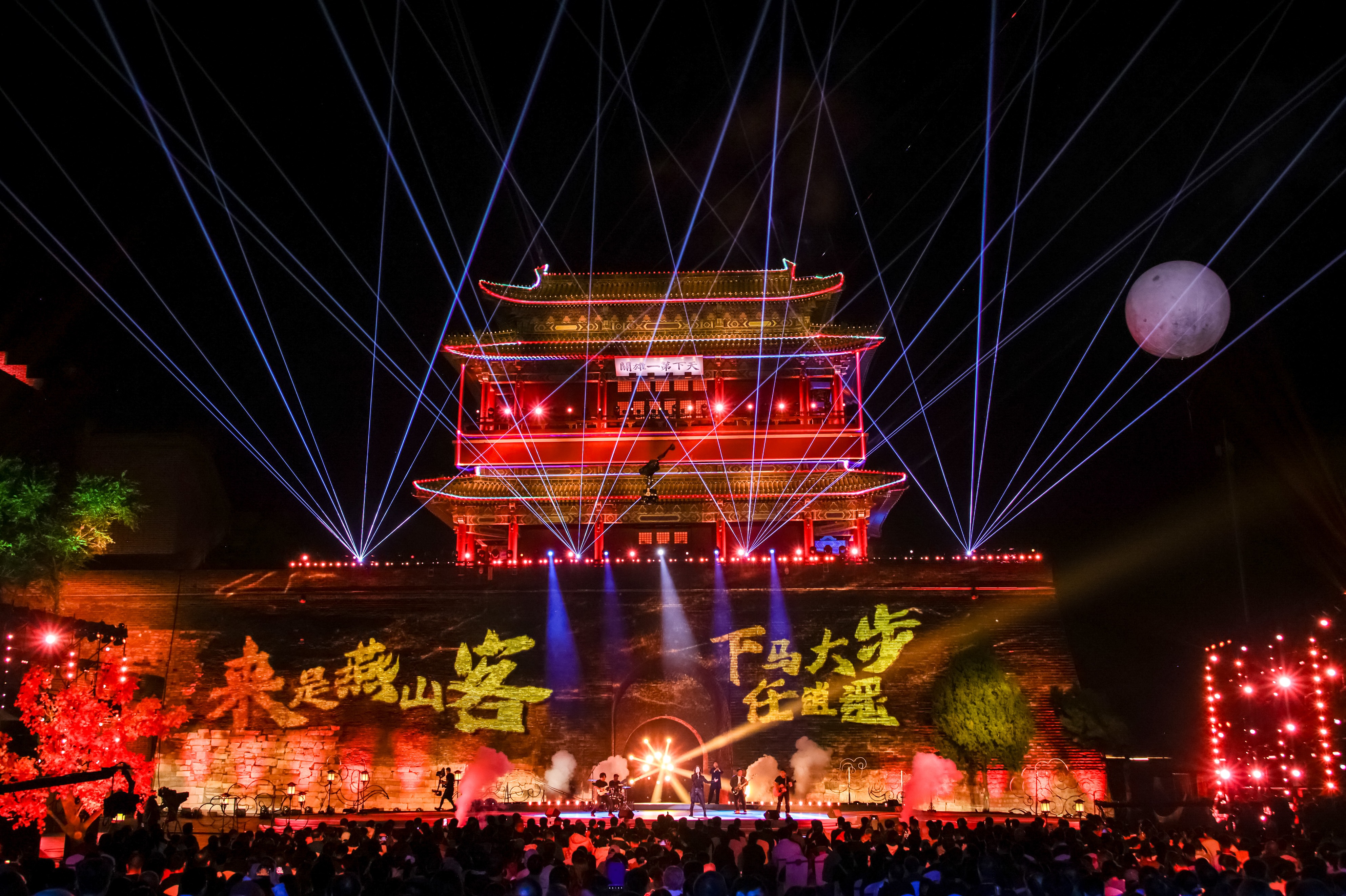 《居庸关怀古》在2025北京卫视“居庸山月”中秋晚会首演，摇滚与箫色的对撞...